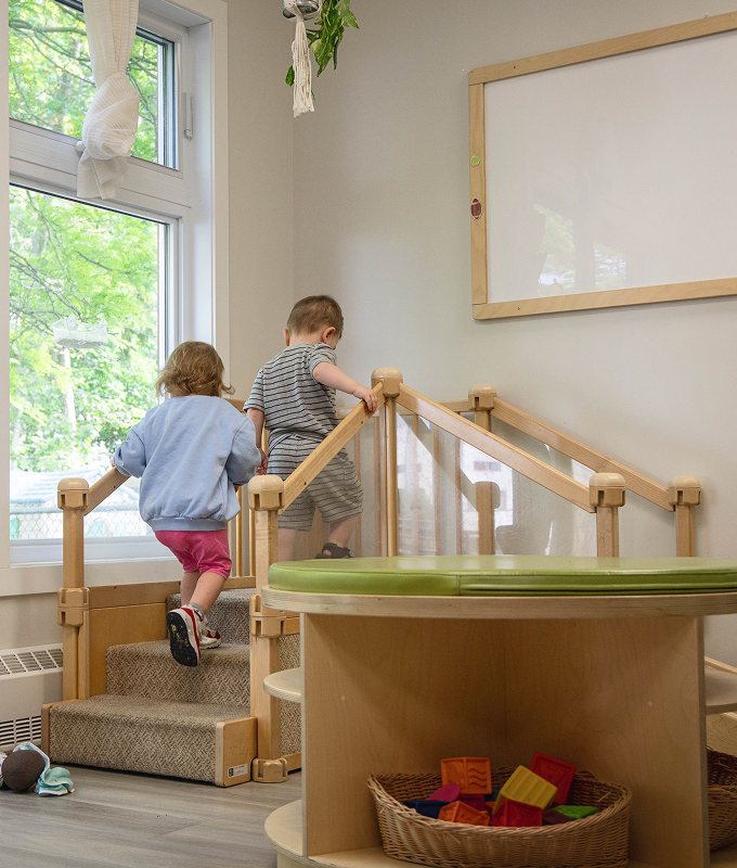 Des enfants s'amusent sur un module d'escaliers