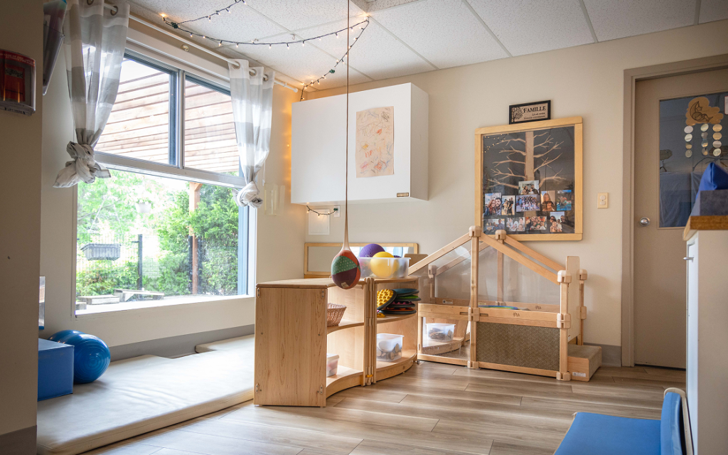Zone de jeux intérieur avec tapis et ballons