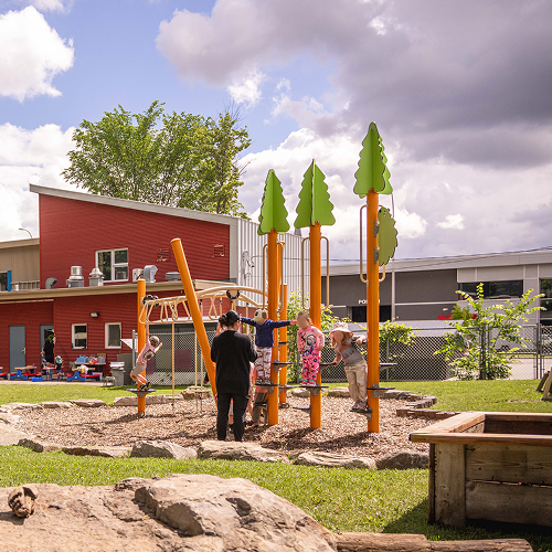 Une éducatrice joue dans un module de jeux avec les enfants